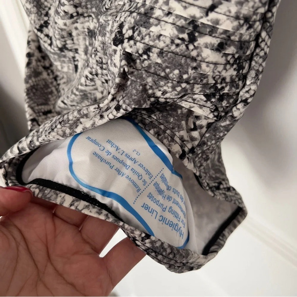 CALVIN KLEIN
Black Viper Starburst One-Piece Swimsuit size 6 - Picture 6 of 8